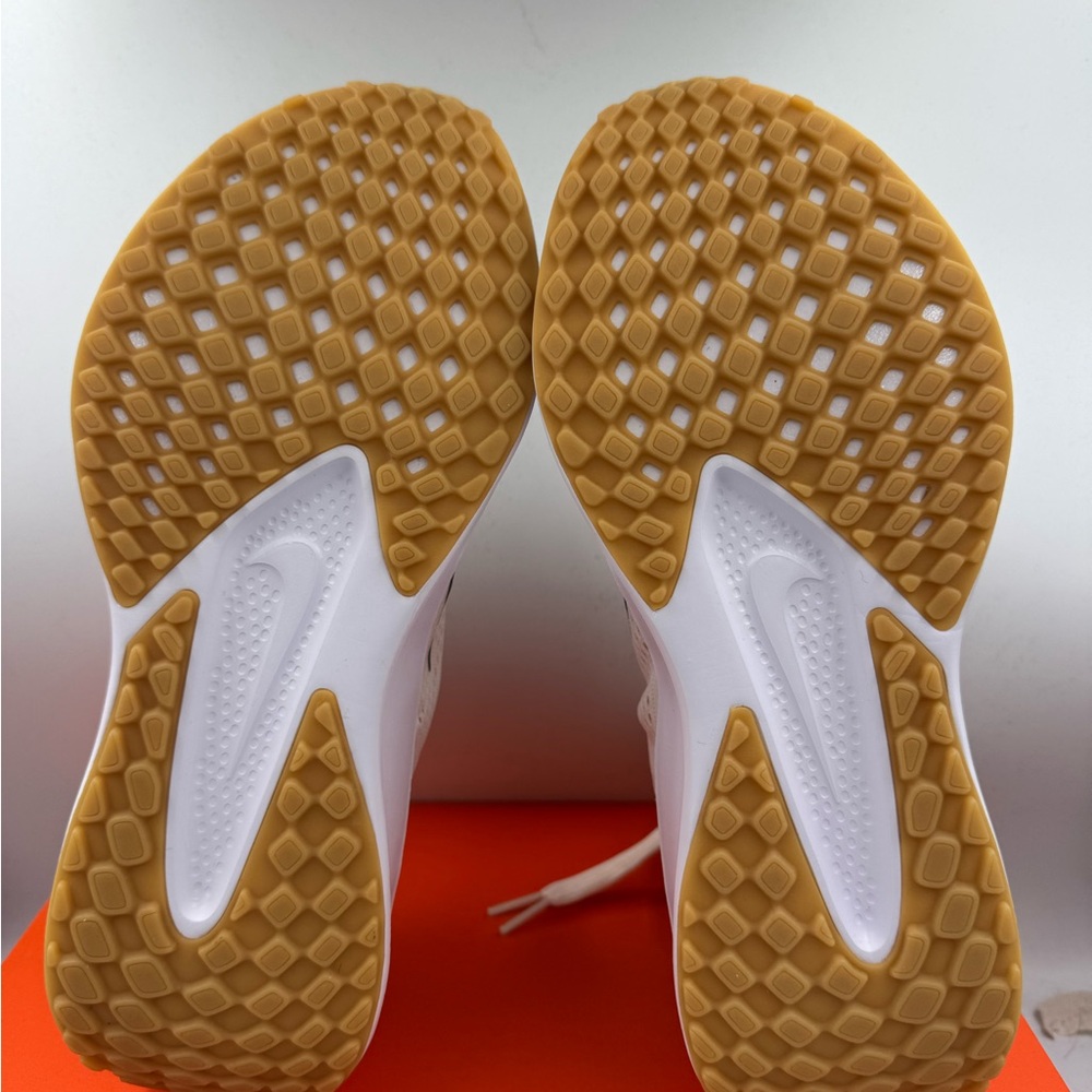Nike Quest 6 Phantom Metallic Gold BRAND NEW Size 10 Women - Picture 7 of 8